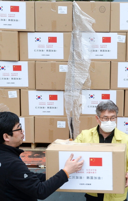 26일 인천시 재난안전대책본부 관계자들이 중국 다롄시에서 도착한 방역복과 마스크등의 지원물품들을 옮기고 있다. 장용준기자