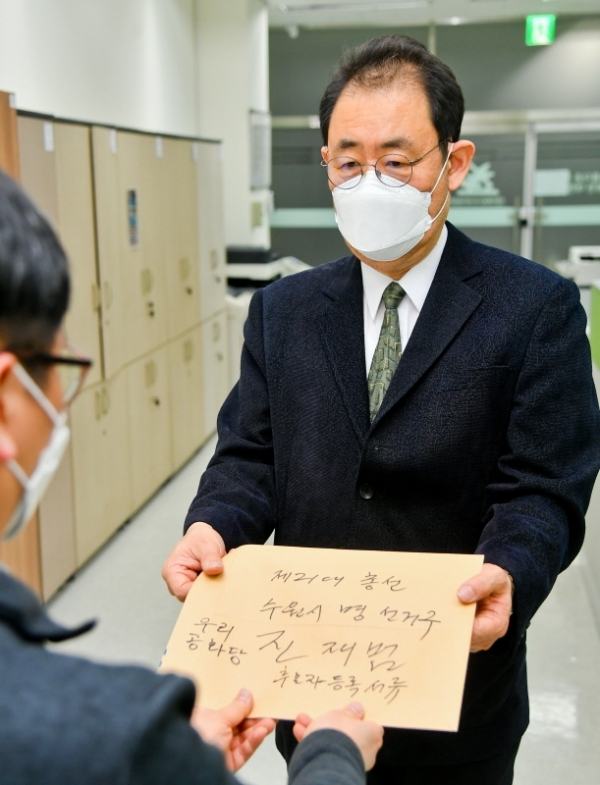 '제21대 국회의원 선거의 후보등록'이 시작된 26일 오후 수원시 팔달구 선거관리위원회에서 우리공화당 수원시병 진재범후보가 후보등록을 하고 있다. 윤원규기자