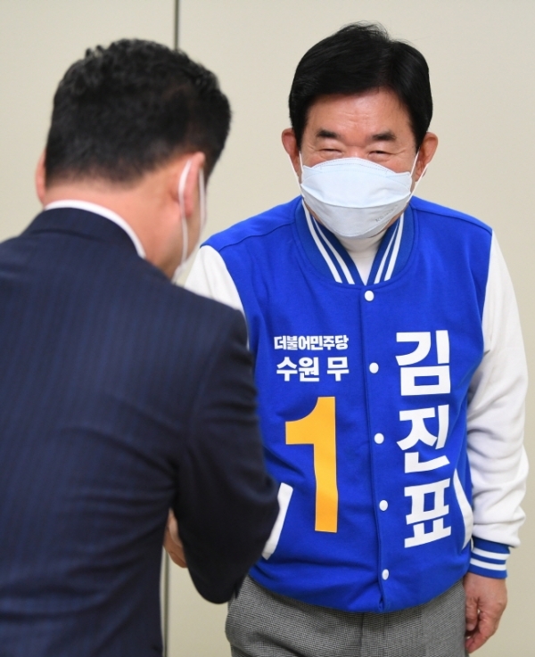 제21대 국회의원선거 후보 등록이 시작된 26일 오전 수원시 권선구선거관리위원회에서 수원무 선거구에 출마하는 더불어민주당 김진표 후보가 후보자 등록을 하고 있다.조주현기자