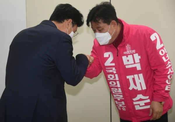 제21대 국회의원선거 후보 등록이 시작된 26일 오전 수원시 권선구선거관리위원회에서 수원무 선거구에 출마하는 미래통합당 박재순 후보가 후보자 등록을 하고 있다.조주현기자