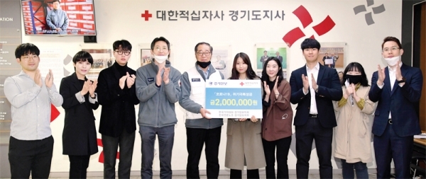 한국기자협회 경기일보지회(지회장 강현숙)와 한국언론노조 경기일보지부(지부장 이호준)는 26일 오전 수원시 권선구 대한적십자사 경기도지사에서 회원ㆍ노조원들이 모은 ‘코로나19 위기극복 성금’을 적십자사 관계자에게 전달하고 있다. 전형민기자
