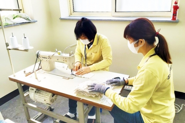 부천시 경기행복마을관리소에서 면마스크를 제작하고 있다.