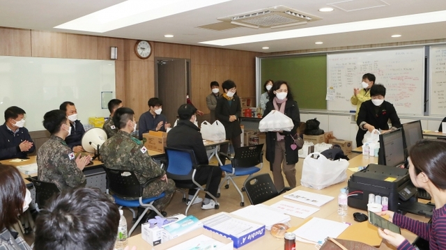 의왕시의회가 자가격리시설 근무자들을 찾아 격려 제과를 제공하고 격려의 말을 전하고 있다.