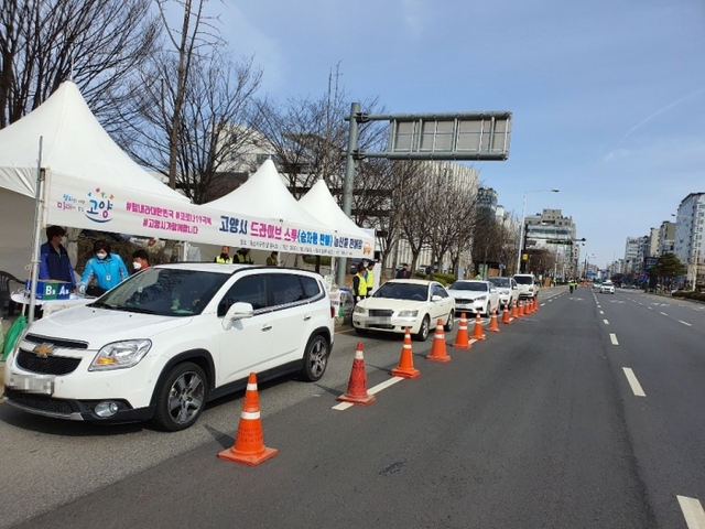 ▲ 지난 28일 일산서구청 앞 파주방향 도로변에서 운영되는 드라이브 스루 안심 판매장에 농산물을 구입하기 위해 들어선 차량들.사진=고양시