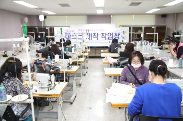 자원봉사자들이 광명시여성비전센터 양재교실에서  면마스크를 제작에 구슬땀을 흘리고 있다. 광명시 제공