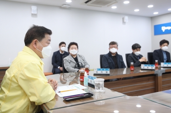 박승원 광명시장이 시청 영상회의실에서 법인택시 대표자와의 간담회를 진행하고 있다. 광명시 제공