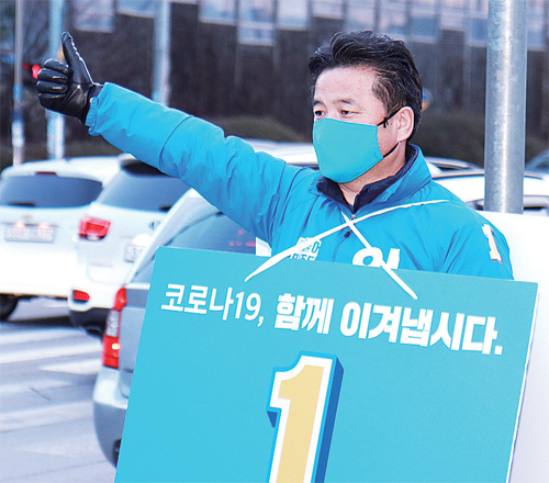 더불어민주당 임종성 후보가 거리에서 유권자들에게 지지를 호소하고 있다.