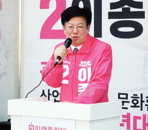 미래통합당 이종구 후보가 유권자들에게 인사를 하고 있다.
