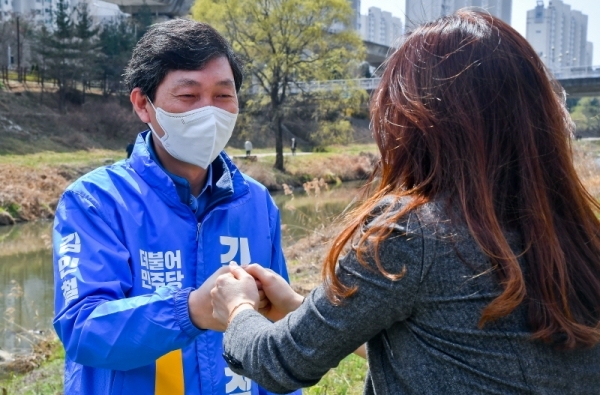 김민철 더불어민주당 의정부을 후보가 지난 27일 오후 의정부시내에서 시민들에게 명함을 나눠주며 지지를 호소하고 있다. 김 후보는 주말을 앞둔 이날 일찌감치 후보등록을 마치고 버스 정류장과 택시 승강장, 횡당보도, 부용천 일대 등을 돌며 코로나19 극복을 위한 당부말을 전하며 필승을 다짐했다. 윤원규기자