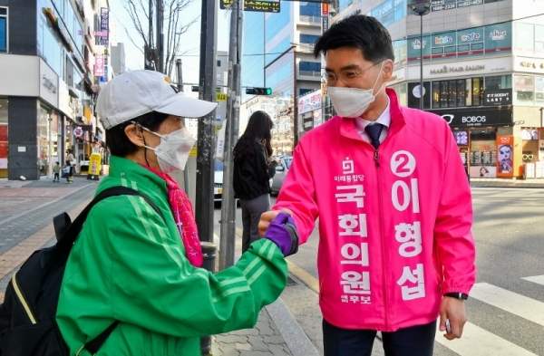 이형섭 미래통합당 의정부을 후보가 지난 27일 의정부시 민락동 민락2지구 중앙광장에서 시민들과 만나 인사를 전하고 있다. 윤원규기자
