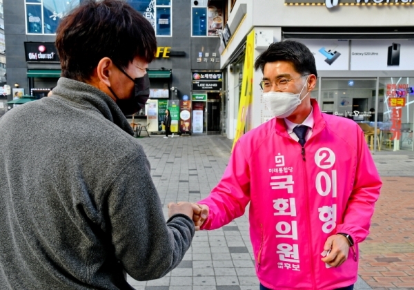 이형섭 미래통합당 의정부을 후보가 지난 27일 의정부시 민락동 민락2지구 중앙광장에서 시민들과 만나 인사를 전하고 있다. 윤원규기자