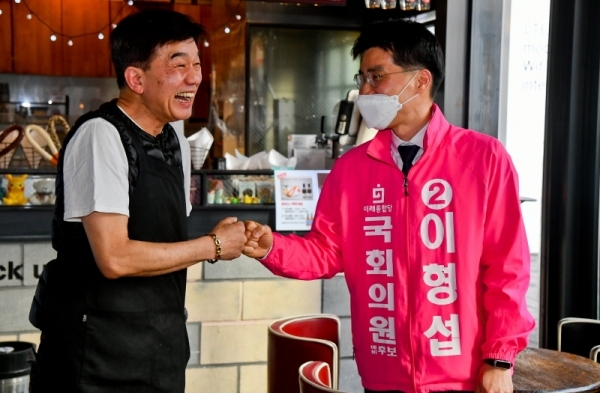 이형섭 미래통합당 의정부을 후보가 지난 27일 의정부시 민락동 민락2지구 중앙광장에서 시민들과 만나 인사를 전하고 있다.. 윤원규기자
