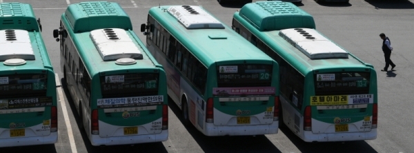 코로나19 여파로 승객이 줄면서 도내 버스회사들이 노선을 감차하는 등 심각한 경영난을 겪고 있다. 29일 오후 수원시 광교버스차고지에 평소라면 운행 중이여야 할 버스들이 줄지어 멈춰서 있다.조주현기자