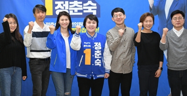 제21대 국회의원 공식 선거운동 개시일을 나흘 앞둔 29일 오전 용인병 선거구에 출마한 더불어민주당 정춘숙 후보가 지지자들과 총선에 임하는 각오를 다지며 파이팅을 하고 있다.조주현기자