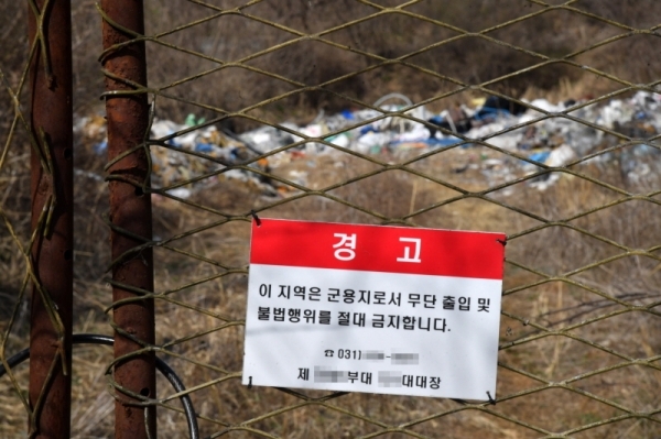 불법 행위자를 알 수 없는 ‘쓰레기 산’이 경기지역에 50곳 이상 남은 것으로 확인되면서 경기도가 최대 1억 원의 현상금을 걸고 불법 투기자를 현상수배 했다. 사진은 연천군 옥산리에 버려진 300여 톤의 폐기물. 김시범기자