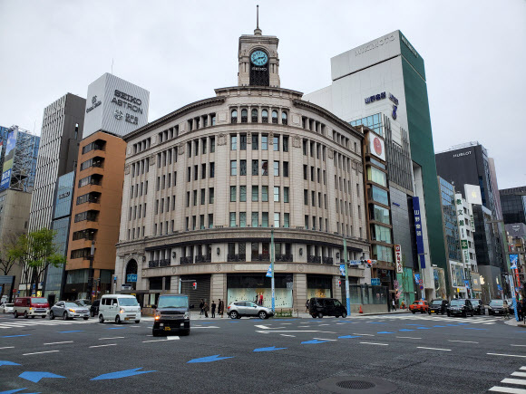 일본 도쿄도(東京都)가 주말 외출 자제를 요청한 첫날인 28일 도쿄의 심장부인 긴자거리가 한산한 모습이다. 연합뉴스