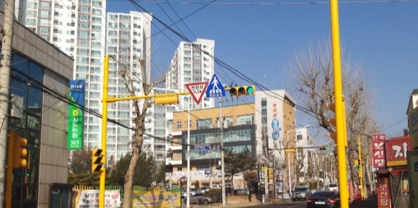 ▲ 고양시가 오는 6월까지 어린이보호구역 내 교차로와 횡단보도의 차량신호등 및 보행신호등을 노란신호등으로 교체한다.사진=고양시