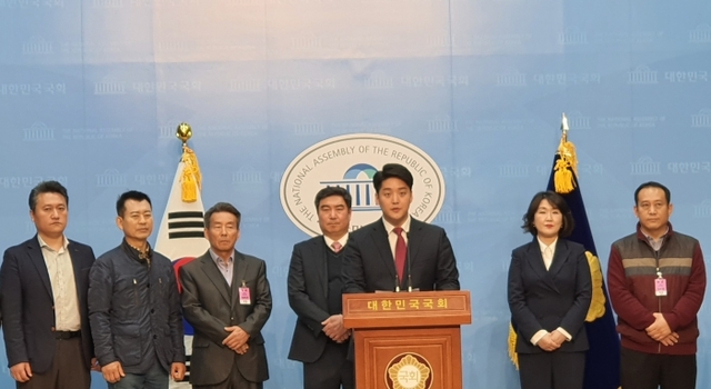 김용식 통합당 남양주을 후보가 국회에서 지난달 30일 기자회견을 가지고 있다.