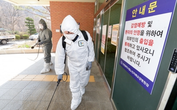 30일 인천시 서구보건소 관계자들이 요양시설 집단 감염 예방을 위해 인천시립치매요양병원 입구에서 방역작업을 하고 있다. 장용준기자