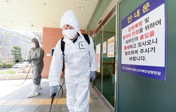 30일 인천시 서구보건소 관계자들이 요양시설 집단 감염 예방을 위해 인천시립치매요양병원 입구에서 방역작업을 하고 있다. 장용준기자