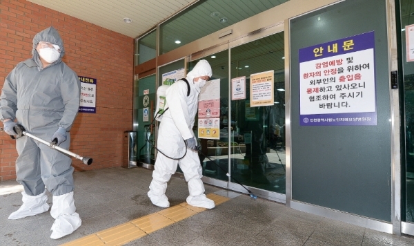30일 인천시 서구보건소 관계자들이 요양시설 집단 감염 예방을 위해 인천시립치매요양병원 입구에서 방역작업을 하고 있다. 장용준기자