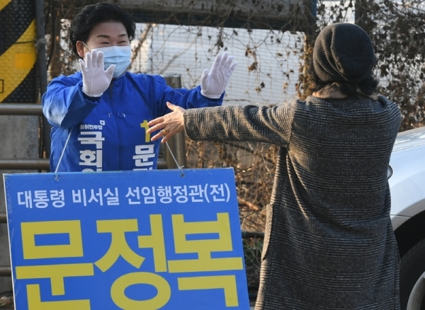 제21대 국회의원 선거 공식선거운동 시작을 사흘 앞둔 30일 오전 시흥갑 선거구에 출마한 더불어민주당 문정복 후보가 출근길 선거 유세를 하고 있다.조주현기자