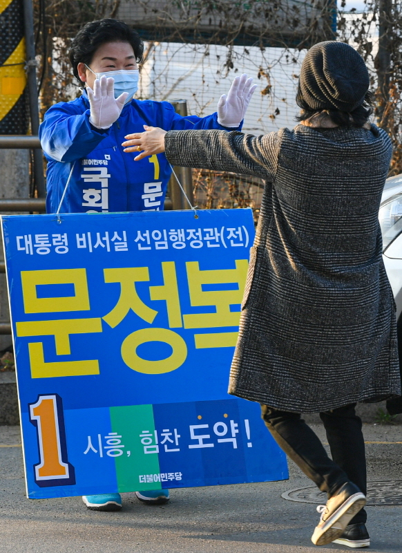 제21대 국회의원 선거 공식선거운동 시작을 사흘 앞둔 30일 오전 시흥갑 선거구에 출마한 더불어민주당 문정복 후보가 출근길 선거 유세를 하고 있다.조주현기자