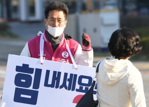 제21대 국회의원 선거 공식선거운동 시작을 사흘 앞둔 30일 오전 시흥갑 선거구에 출마한 미래통합당 함진규 후보가 출근길 선거 유세를 하고 있다.조주현기자