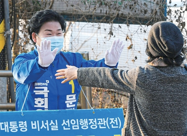 더불어민주당 문정복 후보가 아침 출근길 시민들에게 손을 흔들고 있다. 조주현기자