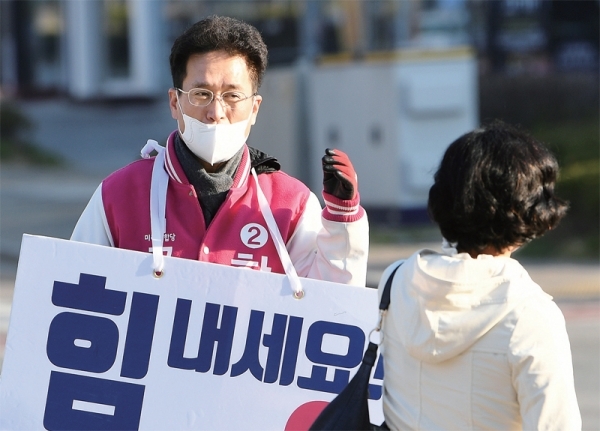미래통합당 함진규 후보가 출근길 선거 유세를 펼치고 있다. 조주현기자