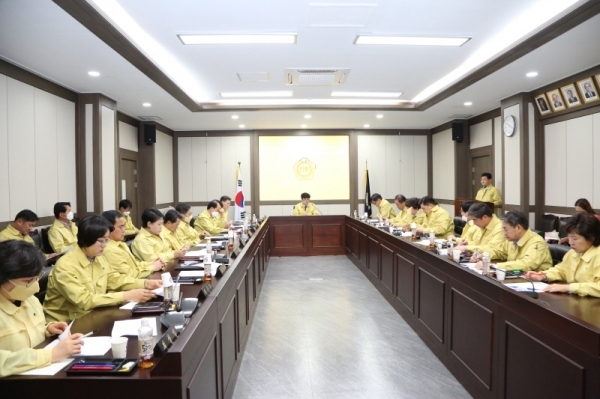 31일 남양주시의회 의원들이 전체 의원 간담회를 통해 국외연수 예산 반납에 대한 안건을 처리하고 있다.