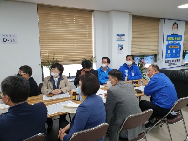 민주당 김승원 수원갑 후보와 선거사무원들이 31일 장애인 인식 개선 및 성인지교육을 받고 있다. 김승원 후보 제공