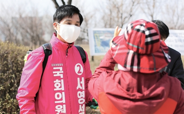 통합당 서영석 후보가 공원에서 만난 시민과 대화를 나누고 있다.