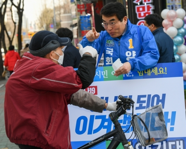 제21대 국회의원 공식선거운동을 이틀 앞둔 31일 오후 광명을 선거구에 출마한 더불어민주당 양기대 후보가 선거 유세를 하고 있다.조주현기자