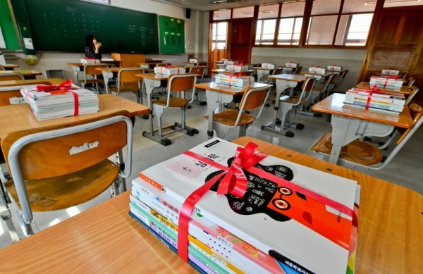 31일 오전 수원시내 한 고등학교 3학년 교실에서 물리 교사가 온라인 시범 수업을 진행하고 있다. 이날 정부는 고3, 중3 학생을 우선으로 4월 9일부터 순차적인 온라인 개학을, 수능시험은 12월 3일로 연기하는 방안을 발표했다. 윤원규기자