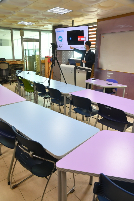 31일 오전 수원시내 한 고등학교에서 교사가 한국지리 온라인 시범 수업을 진행하고 있다. 이날 정부는 고3, 중3 학생을 우선으로 4월 9일부터 순차적인 온라인 개학을, 수능시험은 12월 3일로 연기하는 방안을 발표했다. 윤원규기자