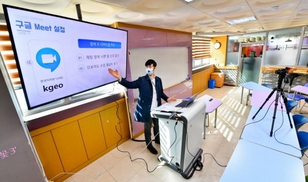 31일 오전 수원시내 한 고등학교에서 교사가 한국지리 온라인 시범 수업을 진행하고 있다. 이날 정부는 고3, 중3 학생을 우선으로 4월 9일부터 순차적인 온라인 개학을, 수능시험은 12월 3일로 연기하는 방안을 발표했다. 윤원규기자