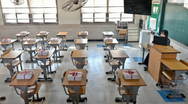 31일 오전 수원시내 한 고등학교 3학년 교실에서 물리 교사가 온라인 시범 수업을 진행하고 있다. 이날 정부는 고3, 중3 학생을 우선으로 4월 9일부터 순차적인 온라인 개학을, 수능시험은 12월 3일로 연기하는 방안을 발표했다. 윤원규기자