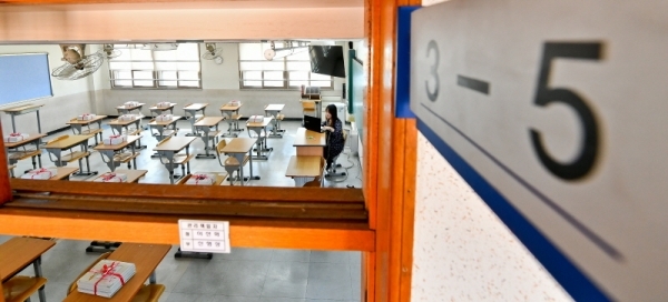 31일 오전 수원시내 한 고등학교 3학년 교실에서 물리 교사가 온라인 시범 수업을 진행하고 있다. 이날 정부는 고3, 중3 학생을 우선으로 4월 9일부터 순차적인 온라인 개학을, 수능시험은 12월 3일로 연기하는 방안을 발표했다. 윤원규기자