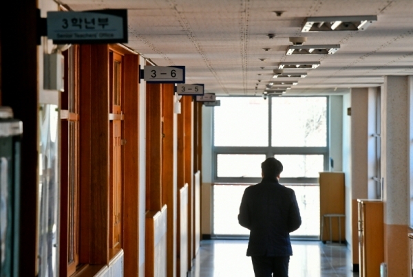 31일 오전 수원시내 한 고등학교 3학년 교사가 온라인 수업을 위해 교실로 들어가고 있다. 이날 정부는 고3, 중3 학생을 우선으로 4월 9일부터 순차적인 온라인 개학을, 수능시험은 12월 3일로 연기하는 방안을 발표했다. 윤원규기자