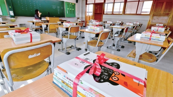 31일 오전 수원시내 한 고등학교 3학년 교실에서 교사가 온라인 시범 수업을 진행하고 있다. 이날 정부는 고3•중3 학생을 우선으로 4월 9일부터 순차적인 온라인 개학을, 수능시험은 12월 3일로 연기하는 방안을 발표했다. 윤원규기자