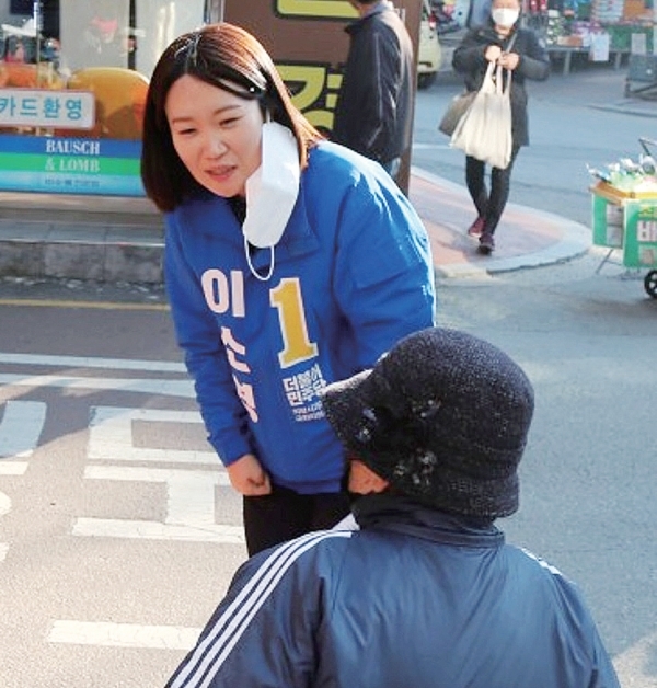 이소영 후보가 의왕시 부곡동지역에서 유권자들과 소통을 하고 있다.