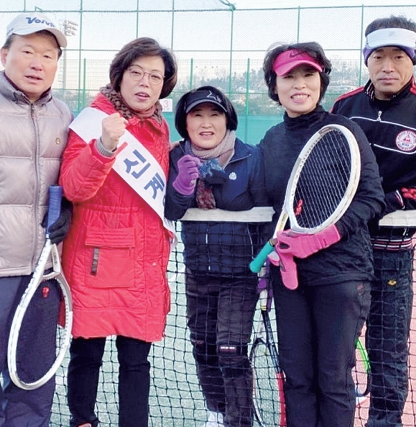 신계용 후보가 테니스 동호회원들과 화이팅을 외치고 있다.