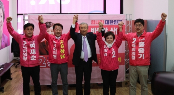 미래통합당 김종인 총괄선대위원장이 1일 수원지역 후보들과 필승을 다짐하고 있다.(김용남 수원병 후보 캠프 제공)
