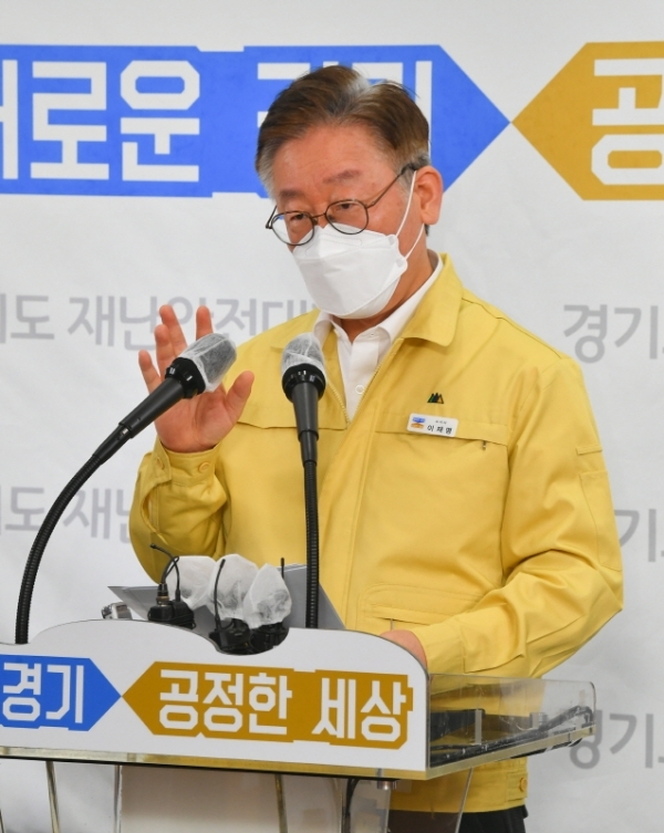 이재명 경기도지사가 1일 오전 경기도청 브리핑룸에서 경기도 재난기본소득 지급 방식 및 사용방법 등에 대한 브리핑을 하고 있다. 경기도 재난기본소득 신청은 9일부터 가능하고, 경기지역화폐카드·신용카드가 없다면 10만원이 충전된 선불카드를 신청 가능하다.  윤원규기자