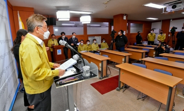 이재명 경기도지사가 1일 오전 경기도청 브리핑룸에서 경기도 재난기본소득 지급 방식 및 사용방법 등에 대한 브리핑을 하고 있다. 경기도 재난기본소득 신청은 9일부터 가능하고, 경기지역화폐카드·신용카드가 없다면 10만원이 충전된 선불카드를 신청 가능하다.  윤원규기자