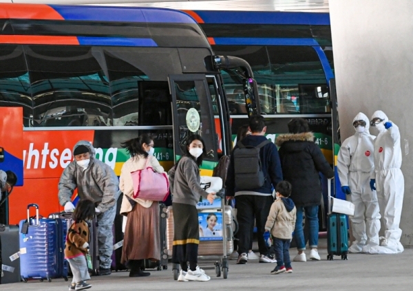 외국에서 국내로 들어오는 모든 입국자들에게 2주간 자가격리 의무화를 시작한 1일 오후 이탈리아에서 출발해 인천공항에 도착한 교민들이 격리시설로 향하는 버스에 오르고 있다.조주현기자