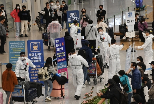 외국에서 국내로 들어오는 모든 입국자들에게 2주간 자가격리 의무화를 시작한 1일 오후 인천국제공항 제2여객터미널에서 관계자들이 입국자들에게 해외입국자 전용버스를 안내하고 있다. 해외입국자는 반드시 공항에서 곧바로 귀가해야 하며 정부는 이들이 승용차를 이용하도록 적극적으로 권장하되, 승용차 이용이 어려운 경우에는 해외 입국자 전용 공항버스와 KTX 전용칸을 이용해 수송하고 있다.조주현기자