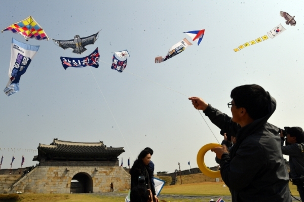 제21대 국회의원선거 공식선거운동 시작을 하루 앞둔 1일 오후 세계문화유산 수원화성(華城) 창룡문 앞에서 경기도선거관리위원회와 한국연연맹 관계자들이 직접 제작한 연을 날리며 투표 참여 캠페인을 하고 있다. 김시범기자