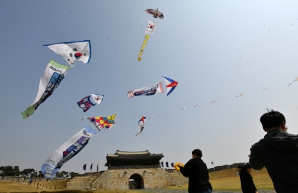 제21대 국회의원선거 공식선거운동 시작을 하루 앞둔 1일 오후 세계문화유산 수원화성(華城) 창룡문 앞에서 경기도선거관리위원회와 한국연연맹 관계자들이 직접 제작한 연을 날리며 투표 참여 캠페인을 하고 있다. 김시범기자